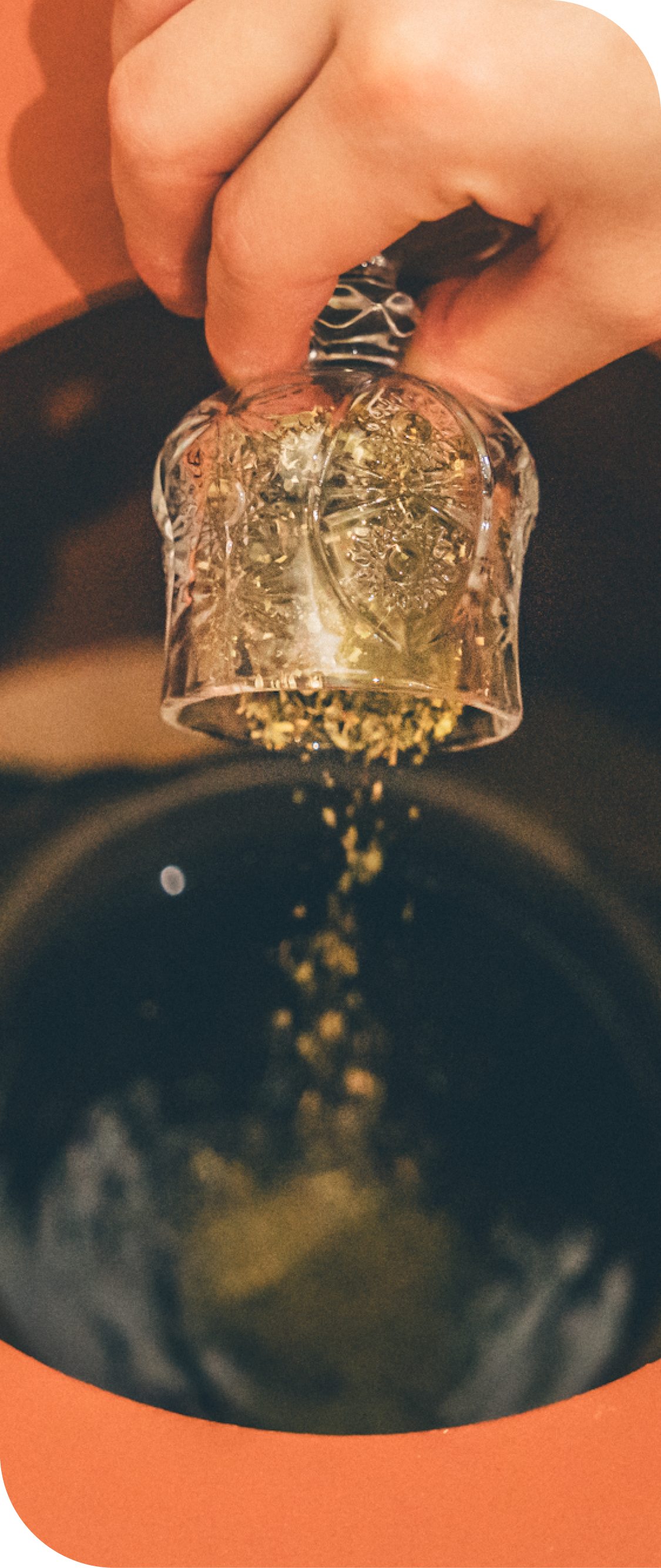 よもぎやハーブを黄土椅子に入れる写真